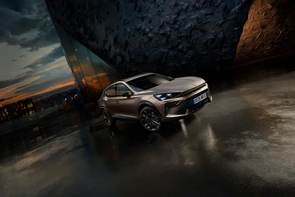 cupra-formentor-side-view-lifestyle-parked-in-an-dark-urban-environment