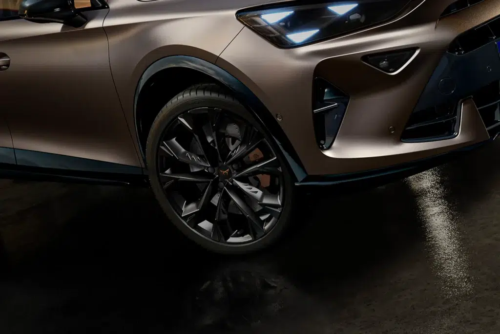 new-cupra-formentor-side-view-lifestyle-parked-in-an-dark-urban-environment