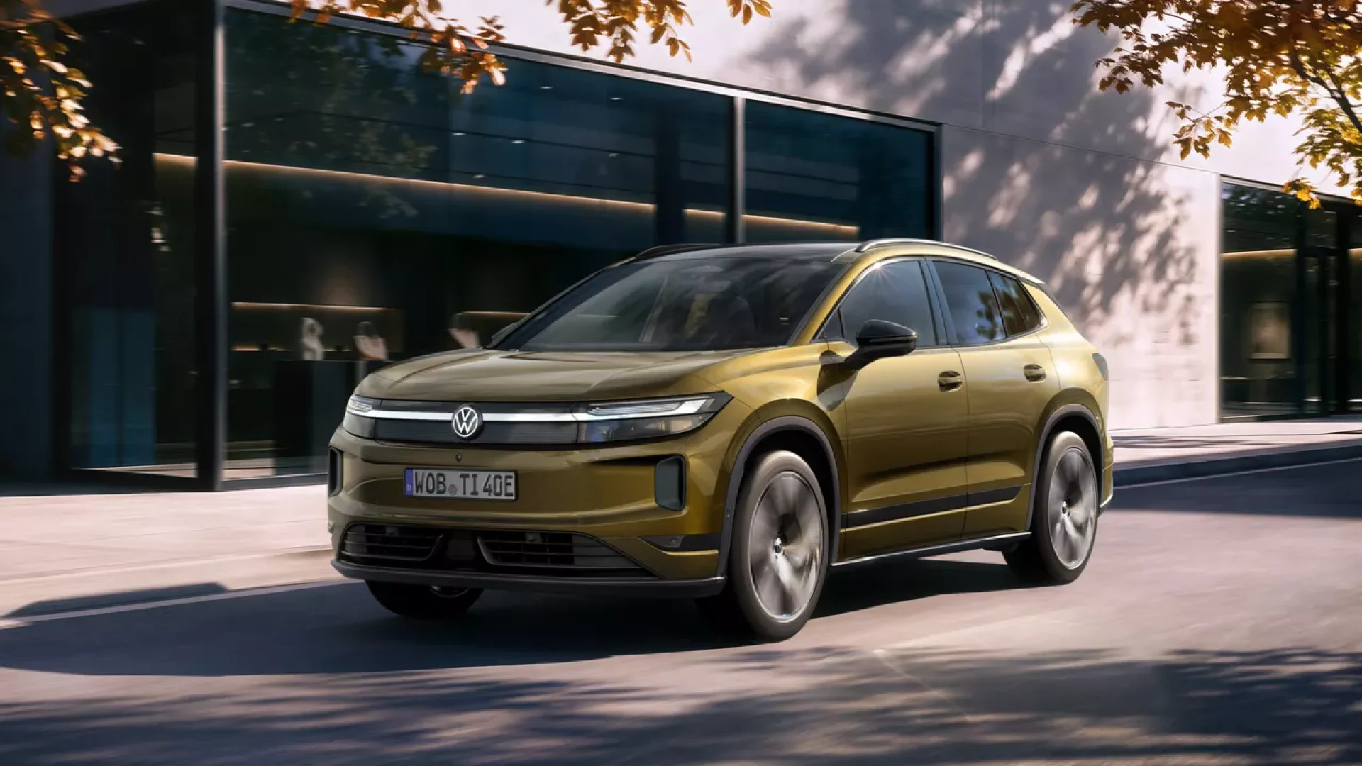 IDT0256_id-tiguan_drives-on-street